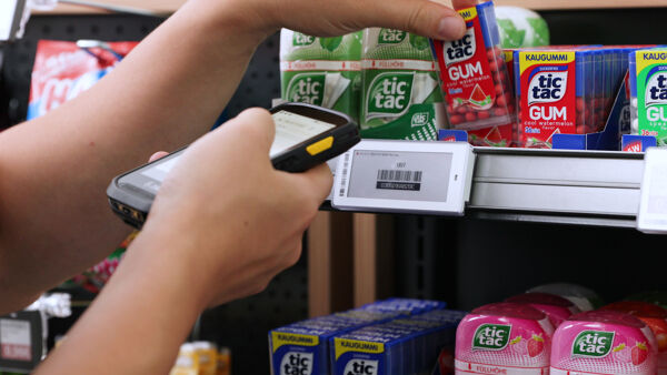 Scanning product with handheld device and ESLs.