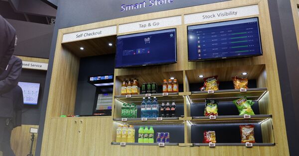 Retailer store equipped with ESL