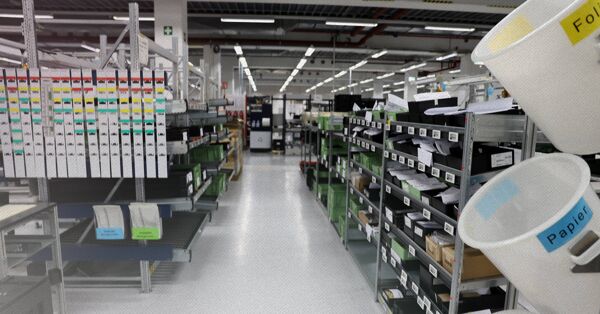Industrial factory with shelves equipped with ESLs