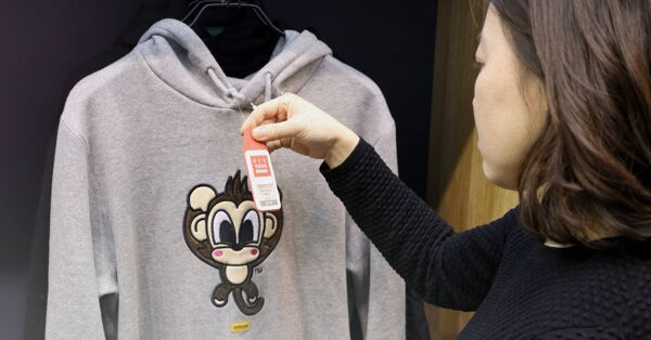 Customer checking the ESL label of an apparel