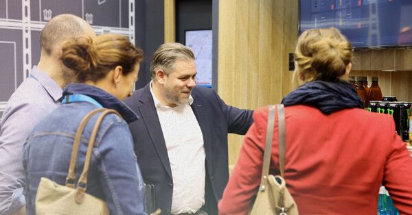 A representative from SOLUM explained the features and functions of electronic shelf labels.