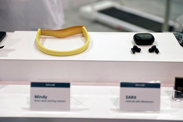 SOLUM Healthcare solutions Mindy Brainwave Sensor and Ear X Smart Earbuds