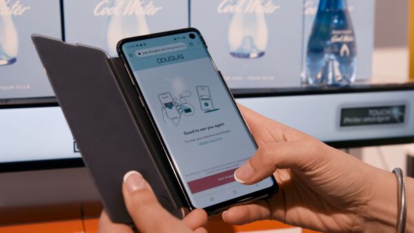 Contactless Shopping Using the Solum Newton TOUCH Label
